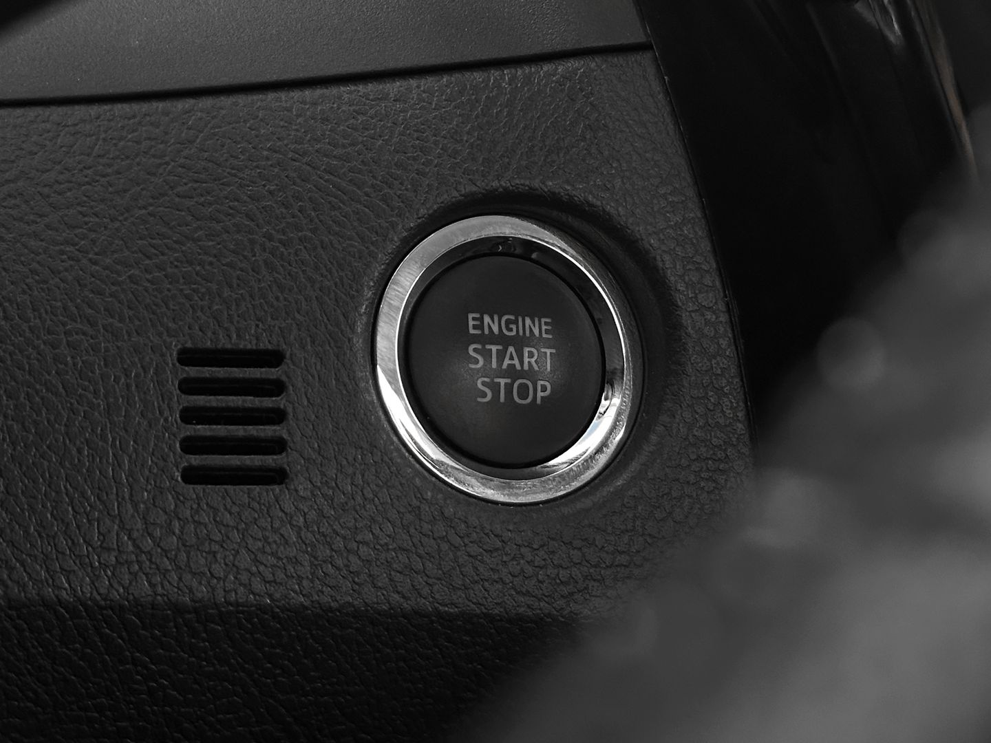 Toyota Corolla, XI (E160, E170, E180) Рестайлинг 1 1.6 CVT (122 л.с.)