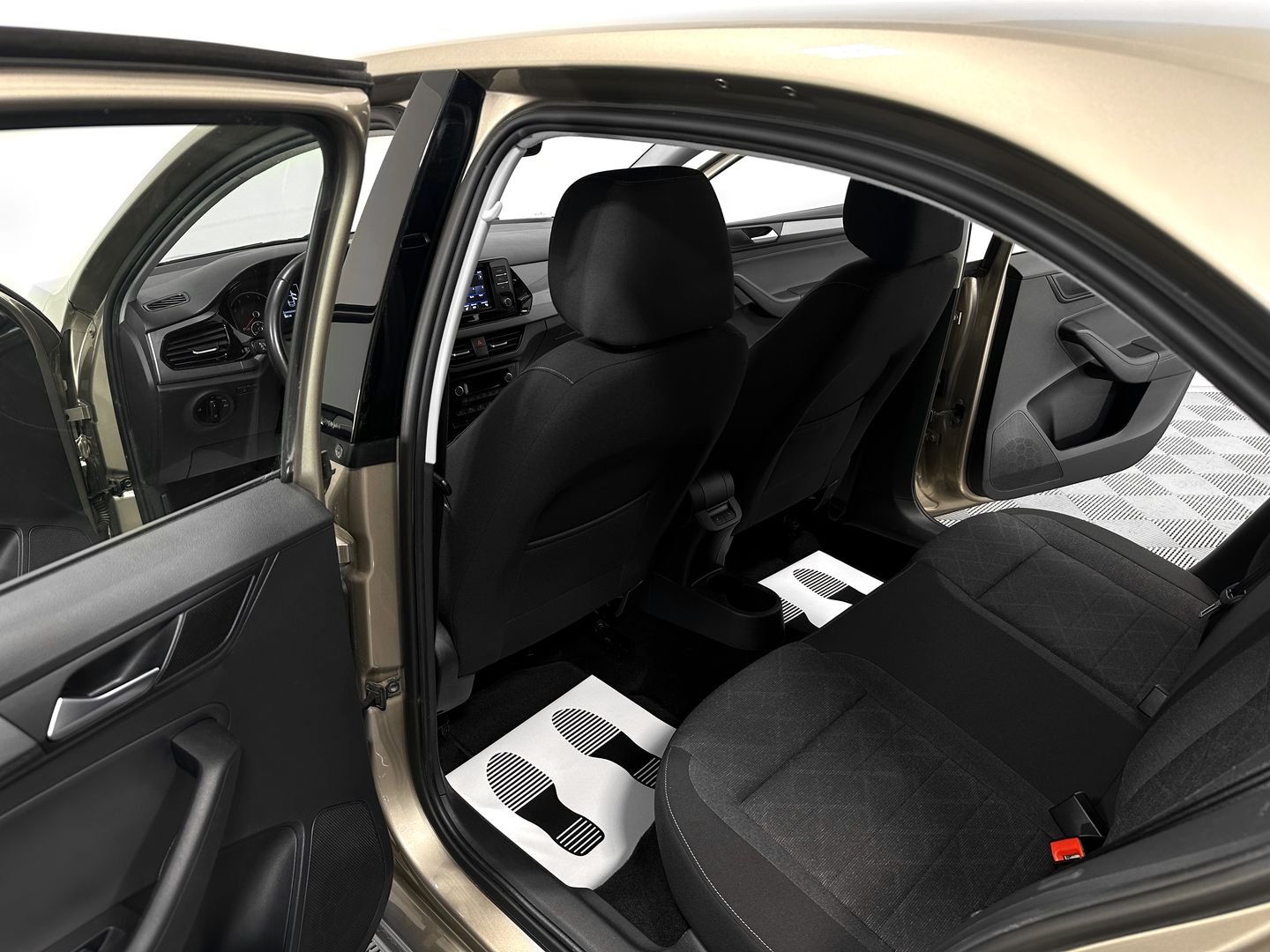 Volkswagen Polo, VI 1.6 AT (110 л.с.)