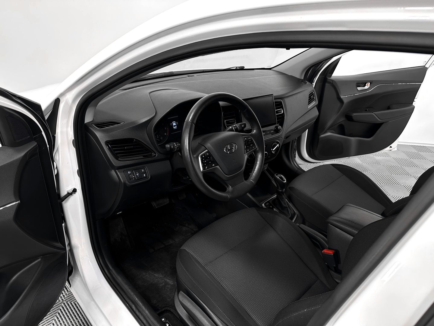 Hyundai Solaris, II Рестайлинг 1.6 AT (123 л.с.)