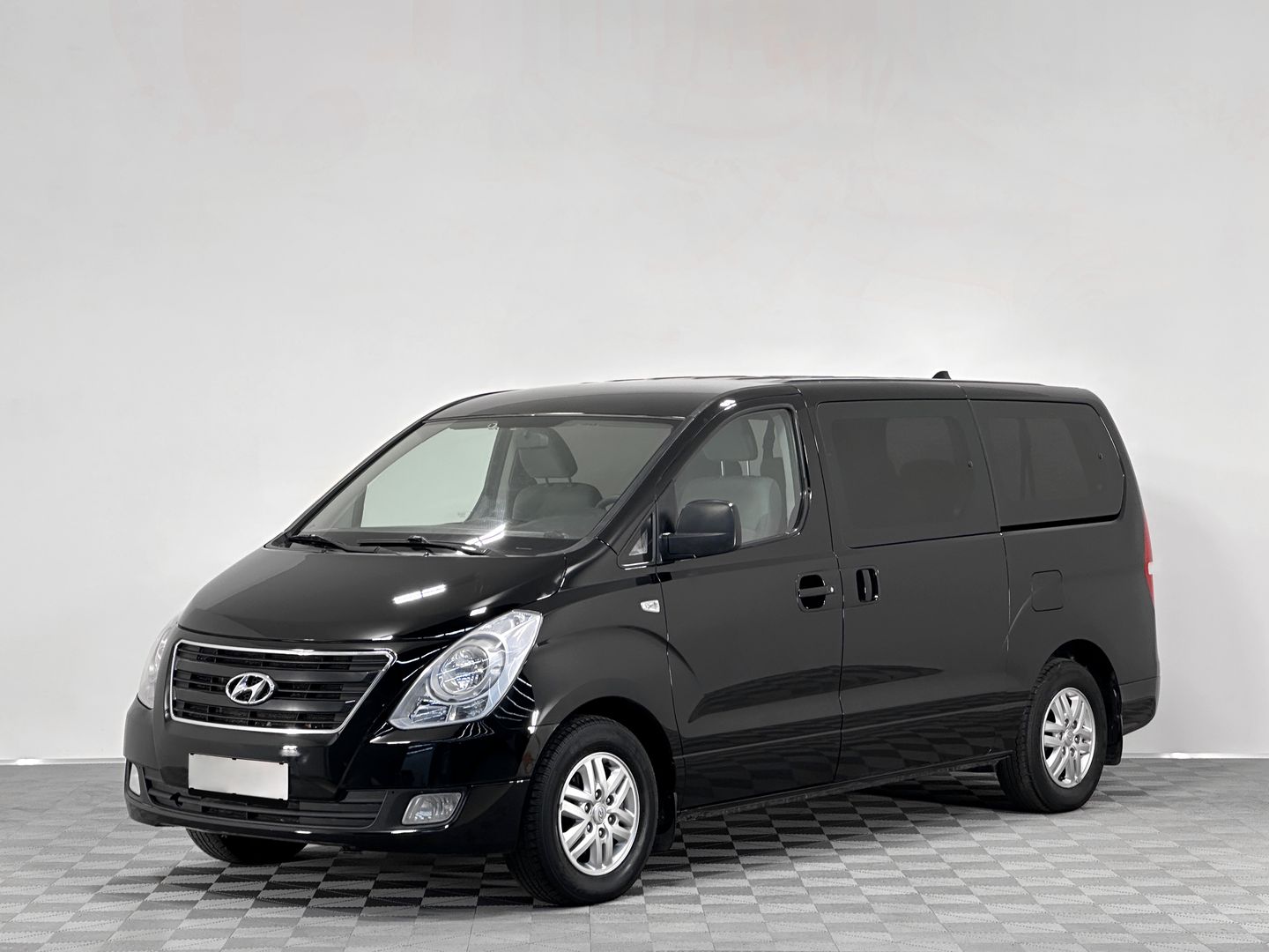 Hyundai H-1, II Рестайлинг 2.5d MT (116 л.с.) в аренду под выкуп в СПб