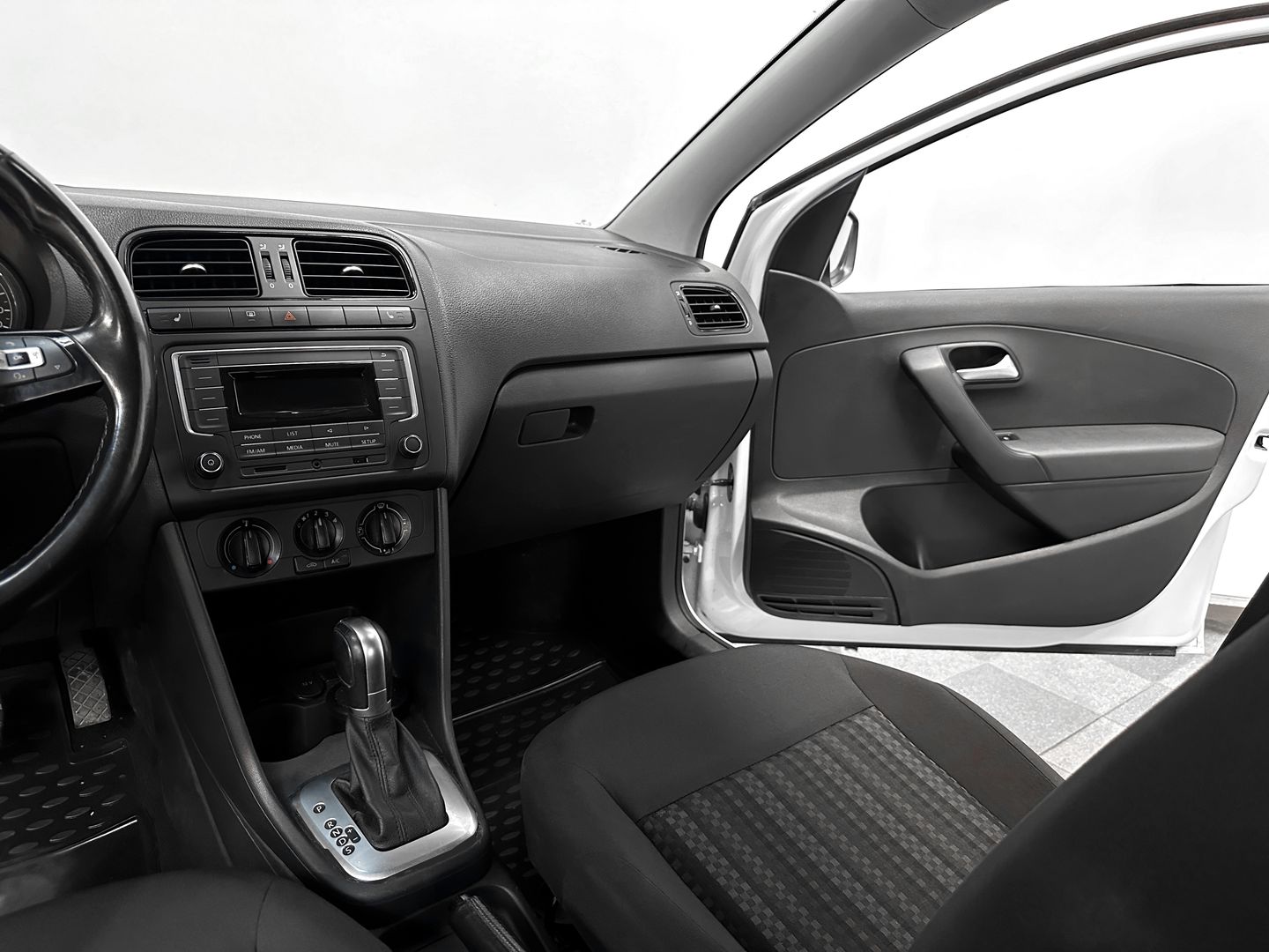 Volkswagen Polo, V Рестайлинг 1.6 AT (110 л.с.)