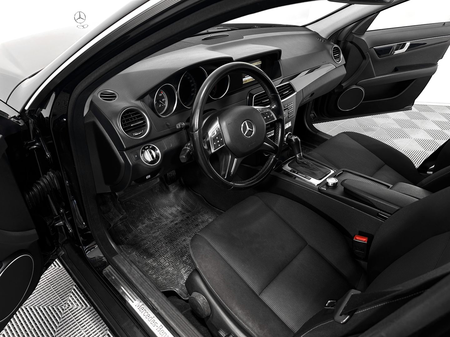 Mercedes-Benz C-Класс, III (W204) Рестайлинг 180 BlueEFFICIENCY 1.8 AT (156 л.с.)