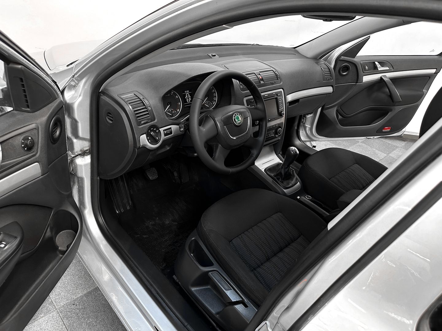 Skoda Octavia, II (A5) Рестайлинг 1.6 MT (102 л.с.)