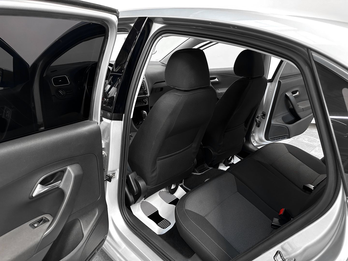 Volkswagen Polo, V Рестайлинг 1.6 AT (110 л.с.)