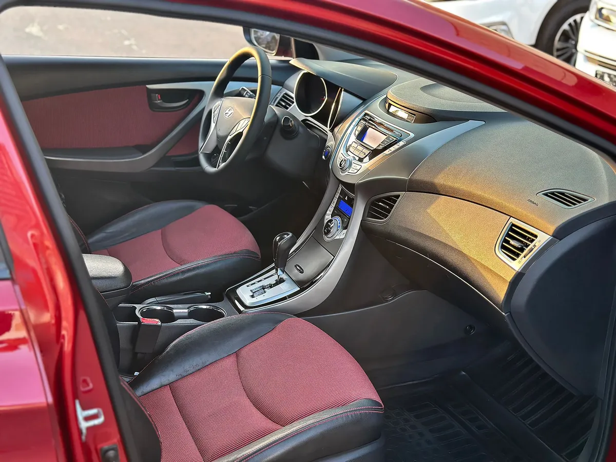 Hyundai Elantra 1.8 AT (150 л.с.) Sport
