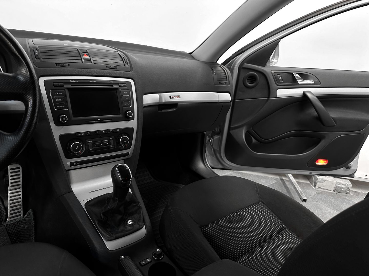 Skoda Octavia, II (A5) Рестайлинг 1.6 MT (102 л.с.)