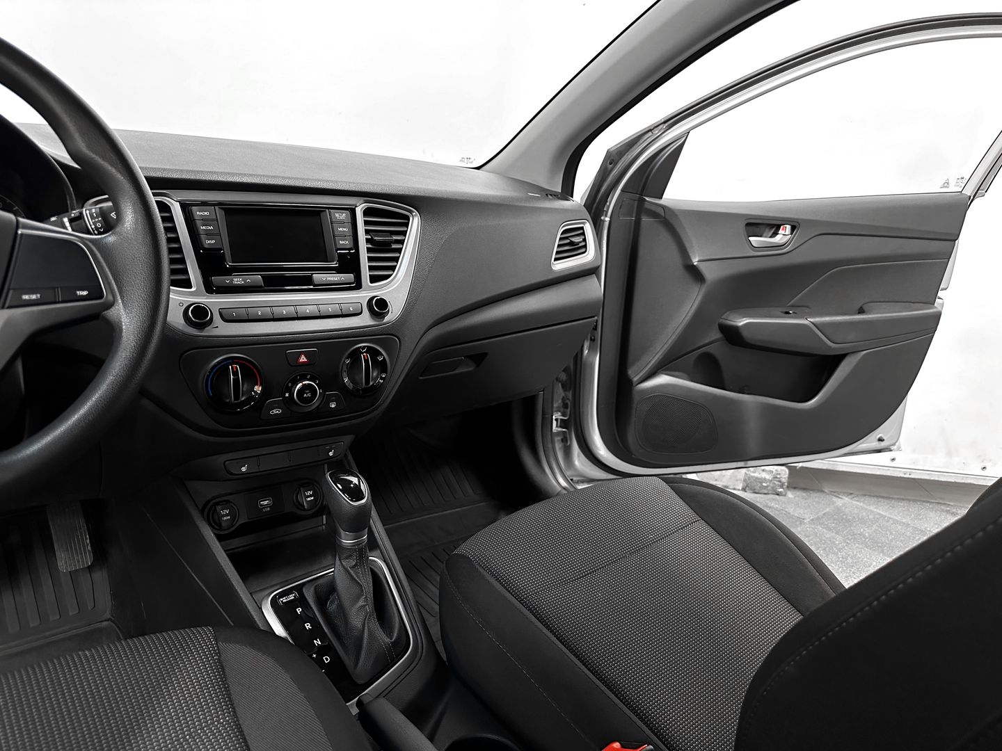 Hyundai Solaris, I Рестайлинг 1.4 MT (107 л.с.)