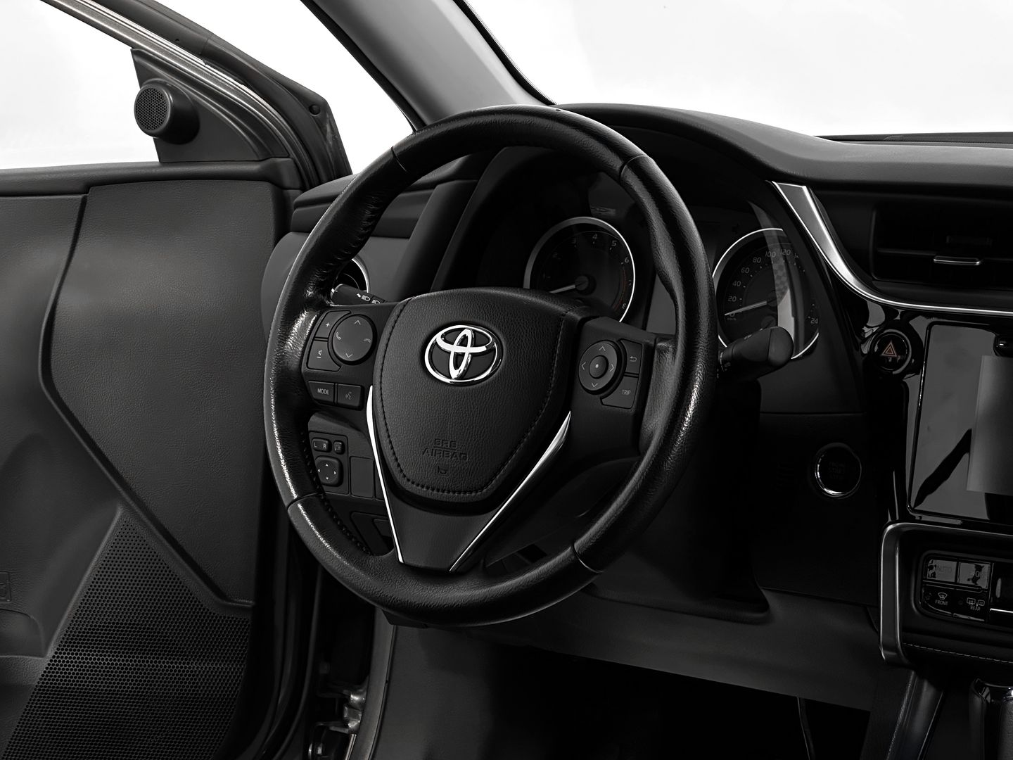 Toyota Corolla, XI (E160, E170, E180) Рестайлинг 1 1.6 CVT (122 л.с.)